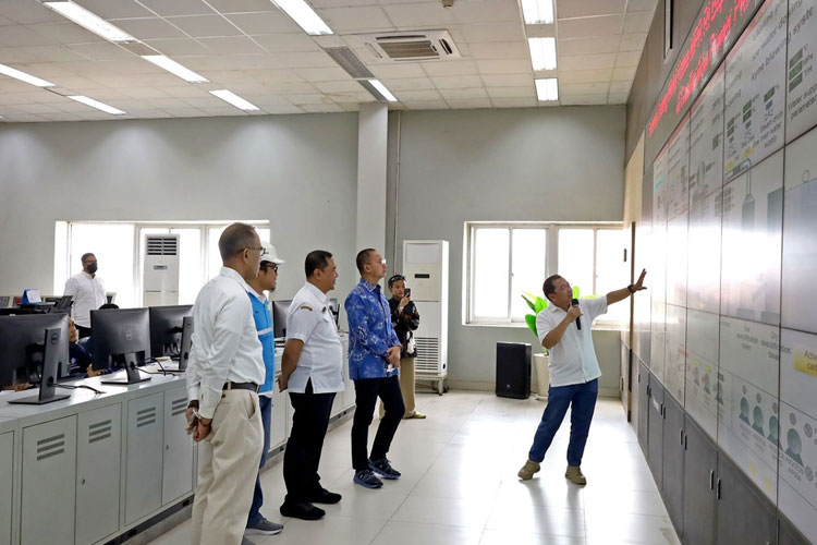 Wakil Ketua MPR RI, Eddy Soeparno saat melakukan kunjungan ke PLTSa Benowo Surabaya, Rabu (19/3/2025). (Foto: Humas Pemkot Surabaya)