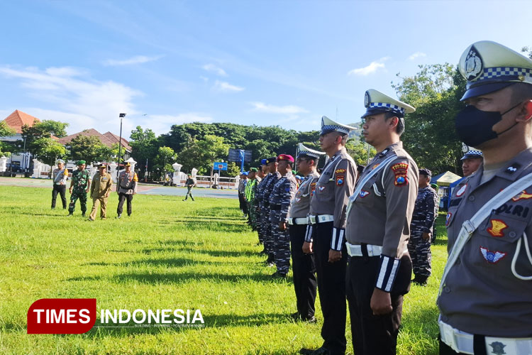 Suasana saat apel operasi ketupat 2025 pengecekan perlengkapan anggota polisi Gabungan (FOTO: Rojihan/TIMES Indonesia)