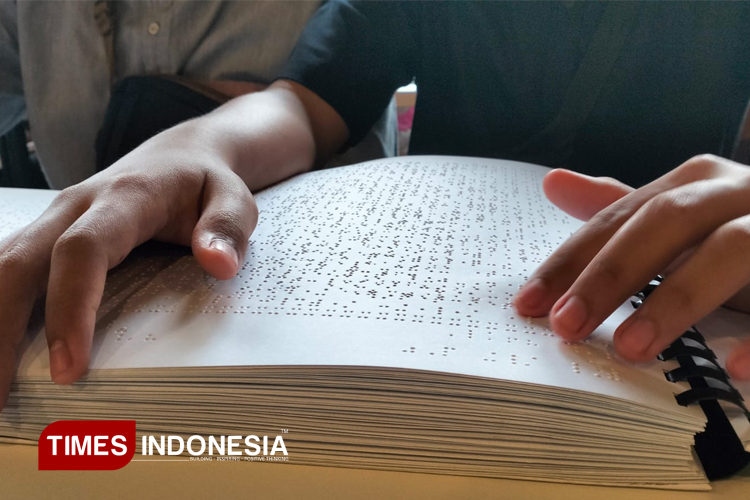 Seorang penyandang tunanetra saat mengaji tadarus braille pada kegiatan Trip Blind Tadarus Braille di salah satu restoran cepat saji di Kota Tasikmalaya. Rabu (19/3/2025) (FOTO: Harniwan Obech/TIMES Indonesia)