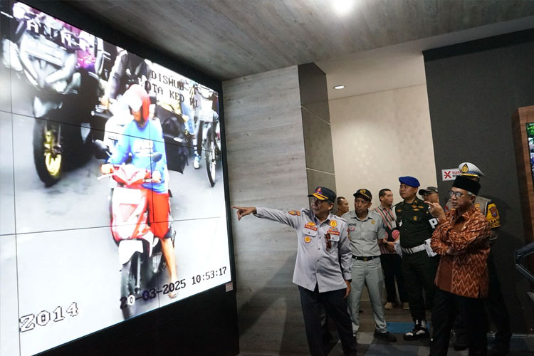 Wakil Wali Kota Kediri saat melihat monitor di dishub kota Kediri (FOTO: Diskominfo Kota Kediri)