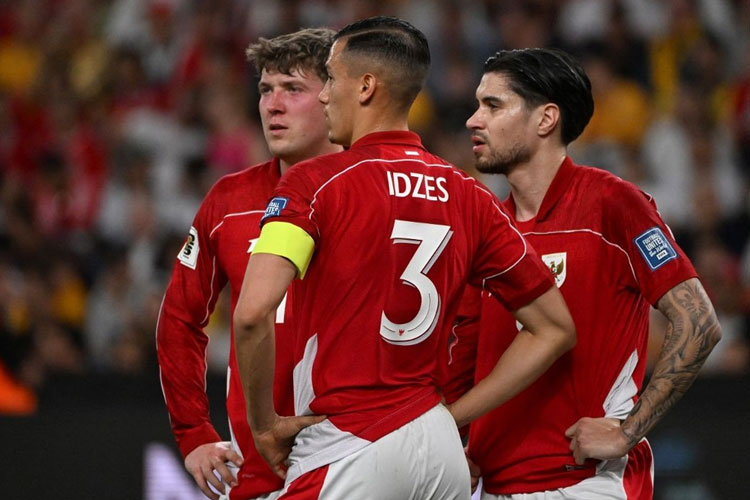 Ekspresi Jay Idzes, Kevin Diks, dan Ole Romeny dalam laga Kualifikasi Piala Dunia 2026 antara Australia vs Indonesia di Sydney Football Stadium, Kamis (20/3/2025). (Photo by Saeed KHAN / AFP)