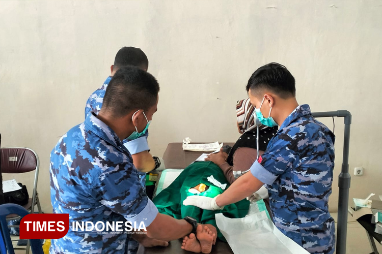 Sejumlah tim medis saat mengkhitan salah satu anak pada acara Bakti Sosial di HUT TNI AU ke-79 di Bandara Wiriadinata, Tasikmalaya. Rabu (19/3/2025) (FOTO: Harniwan Obech/TIMES Indonesia)