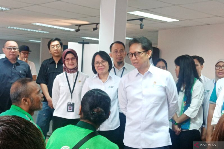 Menteri Kesehatan Budi Gunadi Sadikin mengungkapkan bahwa lebih dari 1 juta orang telah mendaftar dalam program Cek Kesehatan Gratis sejak diluncurkan 10 Februari 2025. Targetnya, program ini menjangkau 50 juta pendaftar tahun ini.
