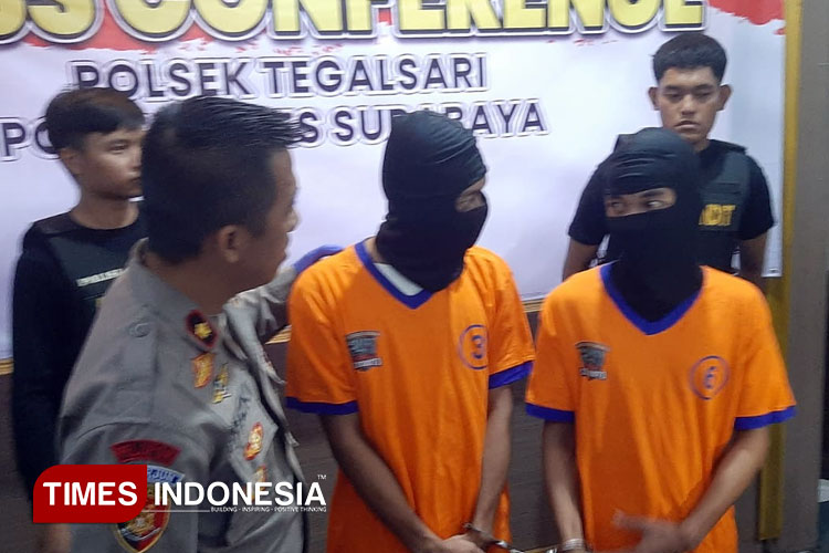 Dua tersangka pelaku ditangkap Polsek Tegalsari, aksi pencurian di Surabaya dan Sidoarjo, Jumat (21/3/2025).(Foto : Hamida Soetadji/TIMES Indonesia)