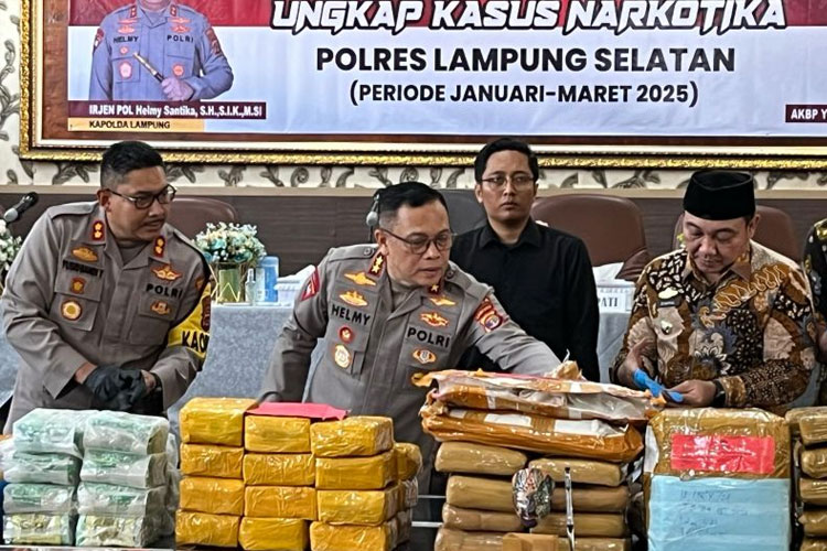 Kapolda Lampung Irjen Pol Helmi Santika, saat menggelar konferensi pers di Mapolres Lampung Selatan, Jumat. (FOTO: ANTARA/Riadi Gunawan)