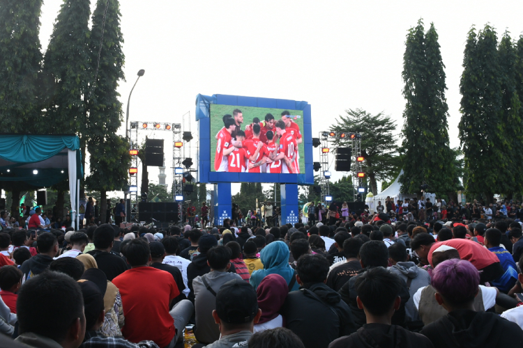 Ini-suasana-nobar-sepak-bola-dunia-Australia-vs-Indonesia-di-Alun---alun-Purbalingga-1.jpg
