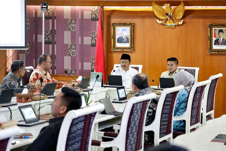 Kementerian sosial (Kemensos) saat menggelar rapat bersama Sekretaris Kabinet (Seskab) Merah Putih Letkol Teddy Indra Wijaya di Kantor Kemensos Salemba, Jakarta pada Jumat (21/3/2025). (FOTO: Biro Humas Kemensos RI)