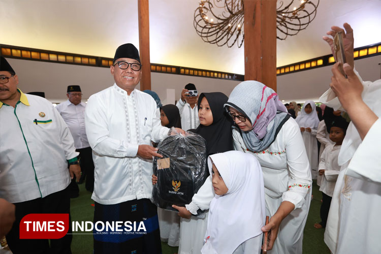 Pemkab Banyuwangi dan Baznas Jatim Salurkan Santunan untuk 1.000 Anak Yatim