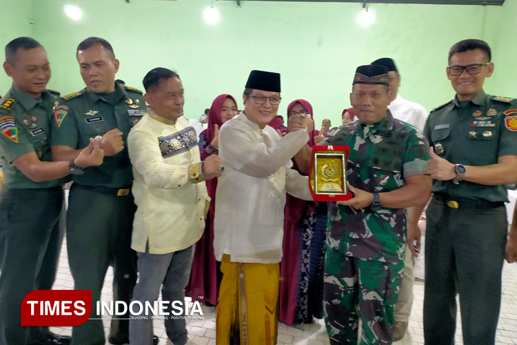 Komisaris PT ACA, Iwan Kurniawan saat menerima plakat dari Pangdivif 2 Kostrad, Mayjen TNI Susilo. (FOTO A: Widodo Irianto/TIMES Indonesia)