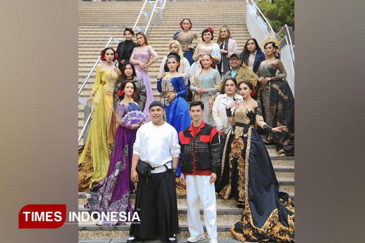 Andy Sugix( baju putih depan) dan Dwi Rias) bersama model Buruh Migran Indonesia (BMI) mengenakan karya Andy Sugix dengan Makeup Artis (MUA) Dwi Rias (kanan depan). (FOTO: Andy Sugix for TIMES Indonesia)