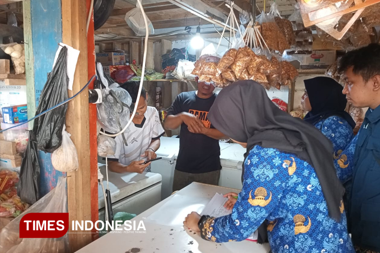 Pengecekan produk hewani di Pasar Kalipucang oleh Pemda Pangandaran. (Foto : Acep Rifki Padilah/TIMES Indonesia)