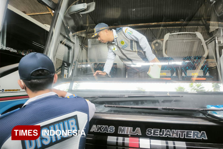 Petugas Dishub melakukan Ramp check pada salah satu bus di PO Akas Mila Probolinggo. (FOTO: Sri Hartini/TIMES Indonesia)