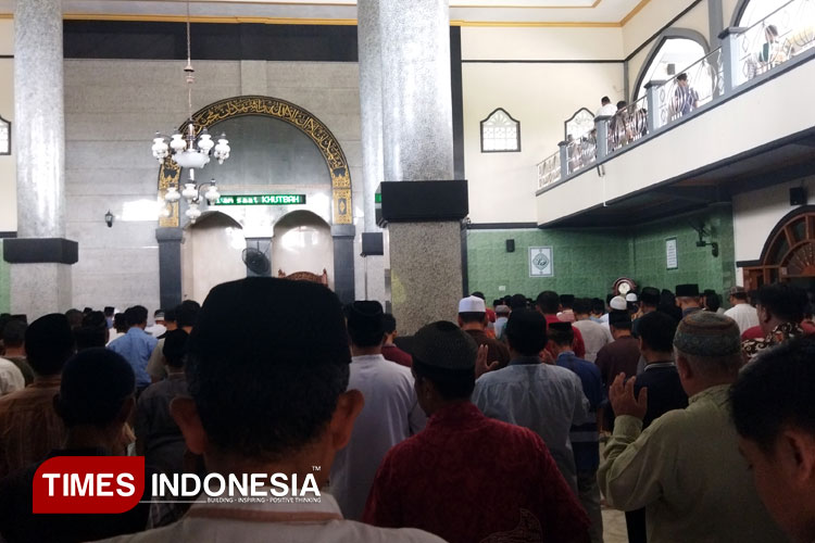 Salat Tarawih malam ke-22 Ramadan berjamaah di Masjid. (Foto: Yusuf Arifai/TIMES Indonesia)