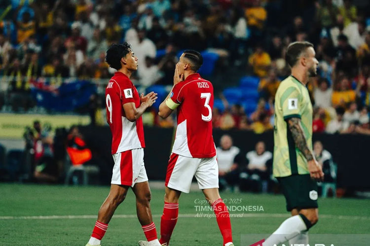 Dua pemain timnas Indonesia Rafael Struick (kiri) dan Jay Idzes (kanan) saat tampil melawan timnas Australia dalam laga ketujuh kualifikasi Piala Dunia 2026 Grup C di Stadion Sepak Bola Sydney, Kamis (20/3/2025). (Foto: PSSI)