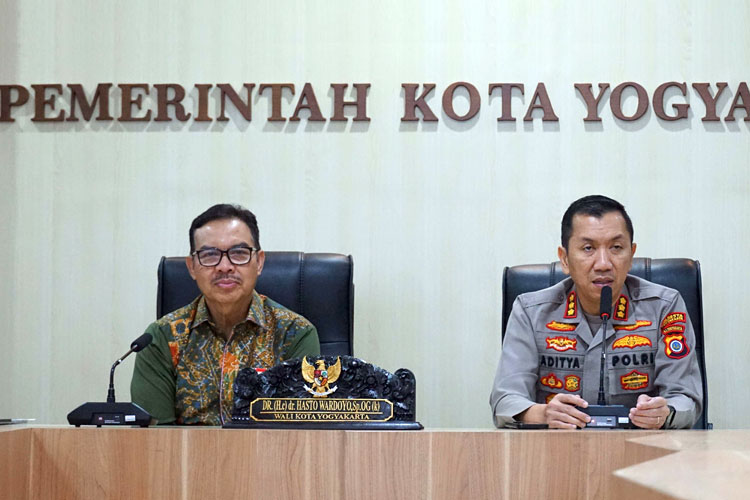 Wali Kota Yogyakarta, Hasto Wardoyo saat konferensi pers di Balai Kota Yogyakarta, Jumat (21/3/2025). (Foto: Pemkot Yogyakarta)