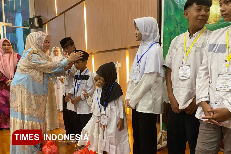 Yuliati Nugrahani, istri dari Warsubi Bupati Jombang saat memberikan santunan kepada anak yatim di Masjid AFCO Group di Desa Mojokrapak, Kecamatan Tembelang, Kabupaten Jombang, Jumat (21/3/2025). (FOTO: Rohmadi/TIMES Indonesia)