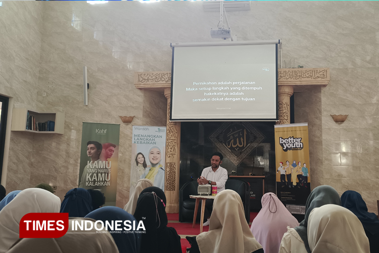 Ustadz Zayyin Achmad yang sedang melakukan kajian pranikah 'Semakin Dekat' di Masjid Abdullah Permata Jingga Malang, Kamis (20/3/2025) (Foto: Cindy Audylia Herawati/TIMES Indonesia).