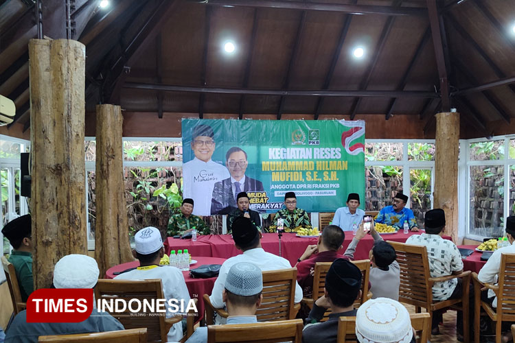 Muhammad Hilman Mufidi bersama Ketua DPC PKB yang juga Wabup Probolinggo, Fahmi AHZ (tengah) di acara reses (FOTO: Iqbal/TIMES Indonesia)