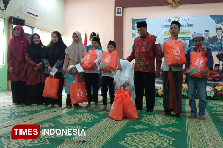 Kepala Kemenag Gresik Pardi saat menyalurkan bantuan kepada warga kurang mampu. (FOTO: Akmal/TIMES Indonesia).