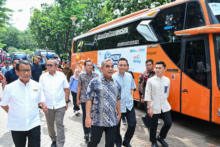 Ketua MPR RI Ahmad Muzani saat memeriksa kesiapan bus mudik gratis MPR di area Parkir Timur Senayan, Jakarta, Jumat (21/3/2025). (FOTO: dok MPR RI)