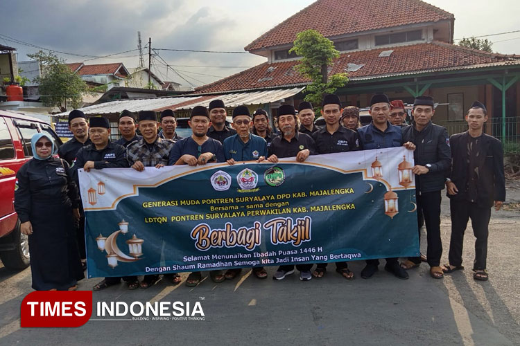 GMPS bersama LDTQN Pontren Suryalaya Majalengka bagikan takjil. (FOTO: Jaja Sumarja/TIMES Indonesia)