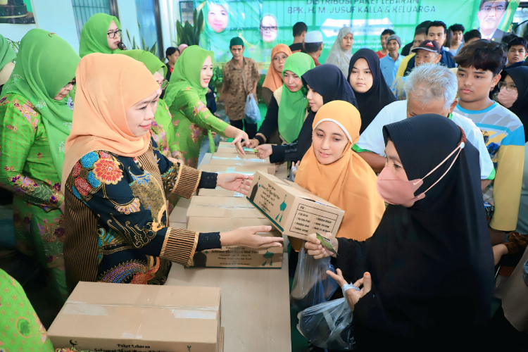 Gubernur Jatim Khofifah dan PP Muslimat Distribusikan 1.000 Paket Lebaran dari Keluarga Jusuf Kalla