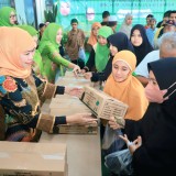 Gubernur Jatim Khofifah dan PP Muslimat Distribusikan 1.000 Paket Lebaran dari Keluarga Jusuf Kalla