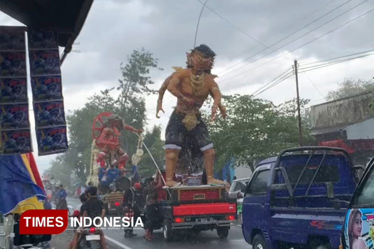 Hujan dan Angin Kencang Terjang Pawai Ogoh-ogoh di Banyuwangi