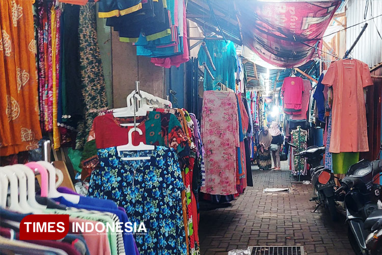 Jelang Lebaran, Pedagang Baju di Banyuwangi Keluhkan Sepinya Pembeli