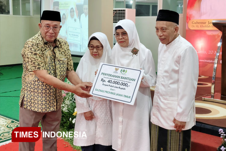 Baznas Jatim Serahkan Dana ZIS Rp40 Juta ke Lazis Yayasan Khadijah Surabaya