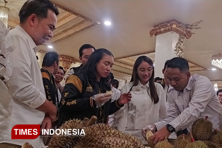 Rahayu Saraswati Djoyohadikusumo, Ketua Umum Tunas Indonesia Raya (Tidar) Didampingi Bupati Jember saat mencoba buah duren lokal Jember. (FOTO: M.Abdul Basid / TIMES Indonesia).