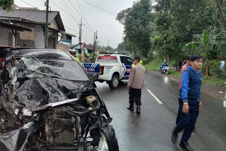 Pengemudi Diduga Mengantuk, Avanza Adu Banteng dengan Truk di Bondowoso