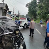 Pengemudi Diduga Mengantuk, Avanza Adu Banteng dengan Truk di Bondowoso