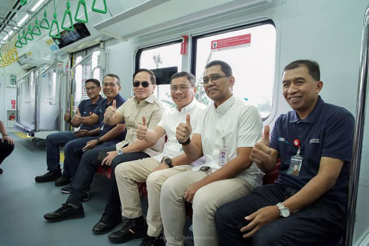 KRL Jabodetabek Diuji Coba PT INKA di Perlintasan Solo-Yogyakarta