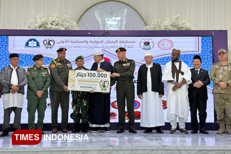 Sertu Rachmad saat menerima hadiah lomba Hafizh Qur'an tingkat internasional di Libya. (FOTO Dok : Sertu Rachmad for TIMES Indonesia)