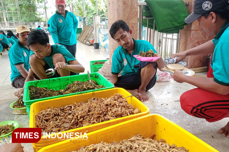 Para lelaki saat mempersiapkan ayam yang disuwir lalu disajikan jadi kolak ayam (Foto: Akmal/TIMES Indonesia)