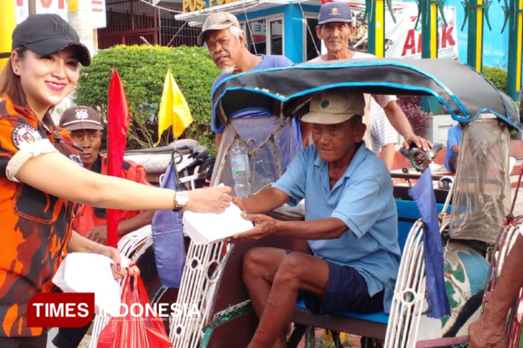 Anggota Pemuda Pencasila Kabupaten Bantul membagikan takjil di Simpang Empat Klodran (Foto: Edis / TIMES Indonesia)