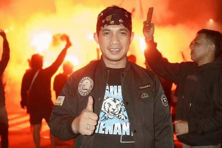 Ketua DPRD Pacitan, Arif Setia Budi di tengah warga yang melakukan Tradisi Rontek Gugah Sahur. (Foto: ASB for TIMES Indonesia)