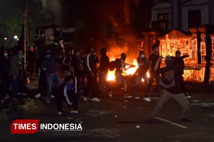 Demo Tolak UU TNI di Kota Malang Berakhir Ricuh, Aparat Bubarkan Paksa Ratusan Massa