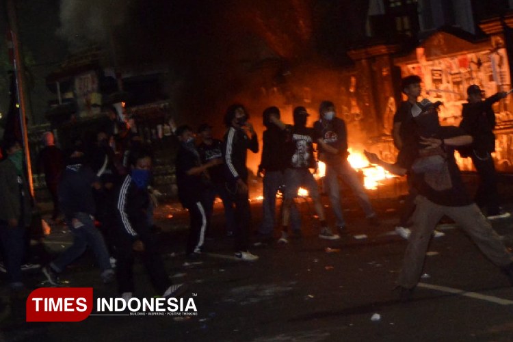 Demo Tolak UU TNI Kian Membara, Gedung DPRD Kota Malang Dibakar Massa