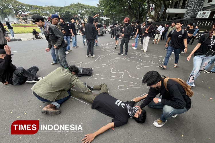 Demo-Tolak-UU-TNI-di-DPRD-Kota-Malang-a.jpg