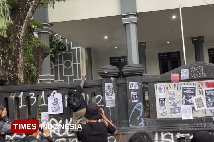 Demo Tolak UU TNI di DPRD Kota Malang, Massa Bakar Seragam Loreng Hingga Lempar Petasan