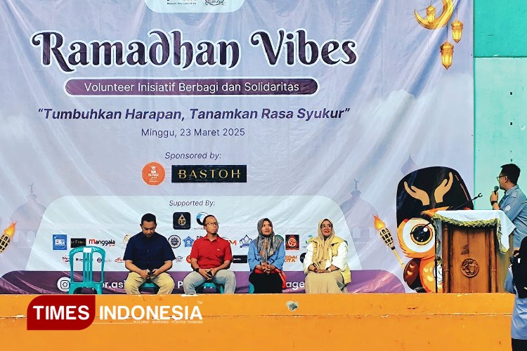 Wali Kota Tasikmalaya didampingi Kepala Disporabudpar Kita Tasikmalaya saat memgigkuti  'Ramadan Vibes 2025' di GOR Sukapura, Dadaha, Kota Tasikmalaya. Minggu (23/3/2025) (FOTO : Harniwan Obech/TIMES Indonesia)