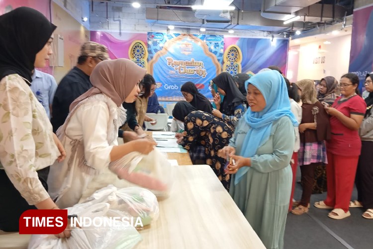 Indahnya Berbagi, Lippo Plaza Jember Bagikan Ratusan Paket Sembako ke Warga Sekitar