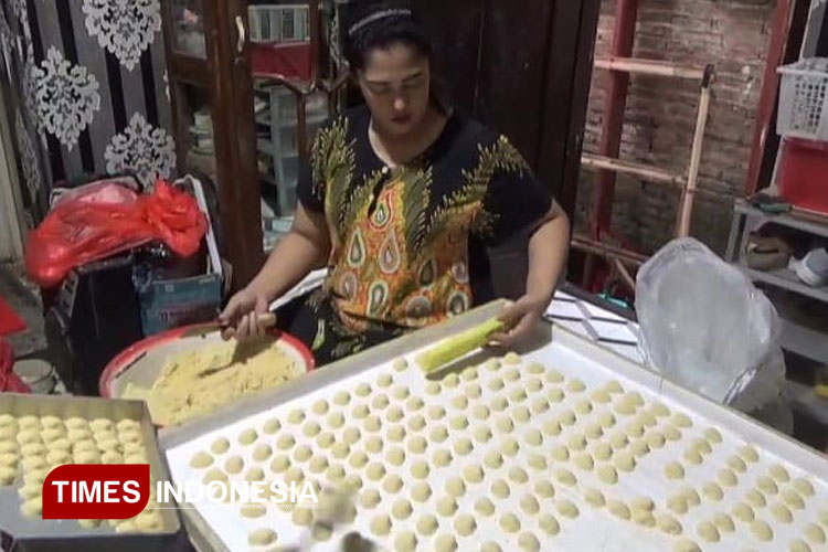 Produsen kue satru sibuk membuat kue karena banjir pesanan menjelang Hari Raya Idul Fitri. (FOTO: Moh Bahri/TIMES Indonesia)