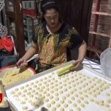 Jelang Hari Raya Idul Fitri, Pedagang Kue di Bondowoso Banjir Pesanan