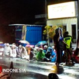 Dapat Uang Usai Tarawih di Gondanglegi, Jemaah Rela Salat di Jalan