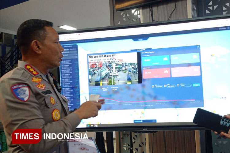 Dirlantas Polda Jatim Kombes Pol Komarudin saat menunjukkan teknik 107 kamera dashcam yang memantau arus mudik jelang lebaran 2025, Minggu (23/3/2025).(Foto : Hamida Soetadji/TIMES Indonesia)