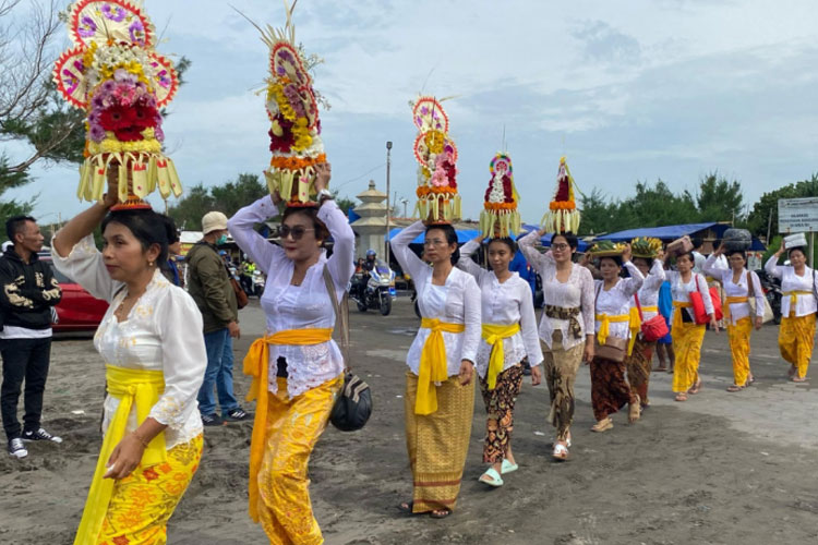 Ratusan umat Hindu dari 13 pura di seluruh Daerah Istimewa Yogyakarta (DIY) melaksanakan upacara Melasti di Pantai Parangkusumo, Kapanewon Kretek, Bantul, pada Minggu (23/3/2025). (FOTO: Pemkab Sleman)