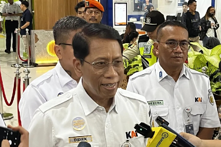 Direktur Utama PT Kereta Api Indonesia (KAI) Didiek Hartantyo saat menanggapi pertanyaan awak media di Stasiun Gambir Jakarta, Senin (24/3/2025). (FOTO: ANTARA/Arnidhya Nur Zhafira)